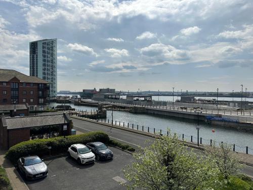 Liverpool 2 bed City, River Mersey View Apartment, sleeps 5, FREE parking, Liverpool (photo 3)