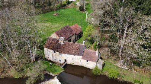 Exterior view, Le Moulin de Chibert in Glenic