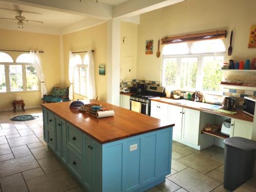 Casa Clara - a bright & spacious holiday retreat in สการ์บอรูธ์