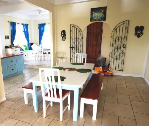 Casa Clara - a bright & spacious holiday retreat in สการ์บอรูธ์