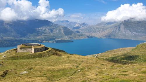 Gite proche Valthorens 3 valley skiing cycling par Orelle 6mns Valloire Galibier Maurienne in St Michel De Maurienne