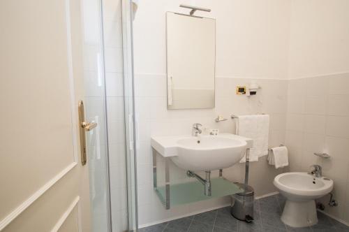 Double or Twin Room image 7