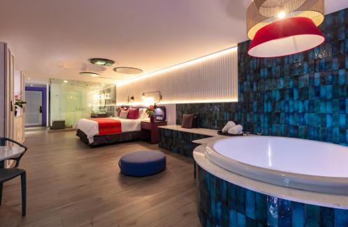 room detail thumbnail 1