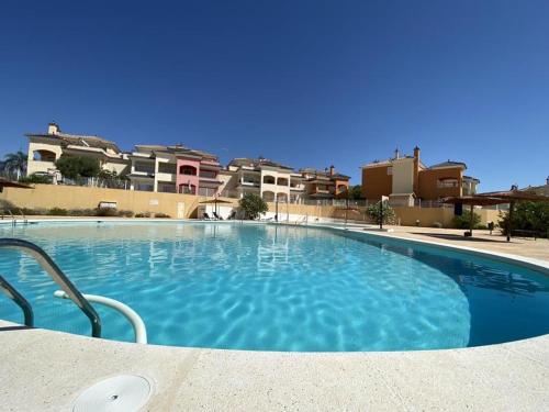 Amazing Casa Sienna, with a shared pool in โล เมดิโก