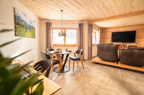 Luxus Chalet im Allgäu - Zirbenholz Schlafzimmer - Terrasse mit Bergblick - Infrarotkabine, Blaichach (foto 4)