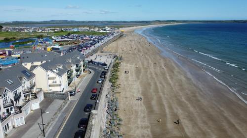 Strand, Seafront Apartment in Tramore in Tramore