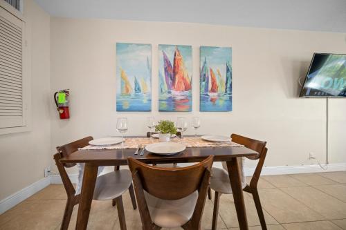 Coco Palms Apartments By Lowkl in Lighthouse Point, USA