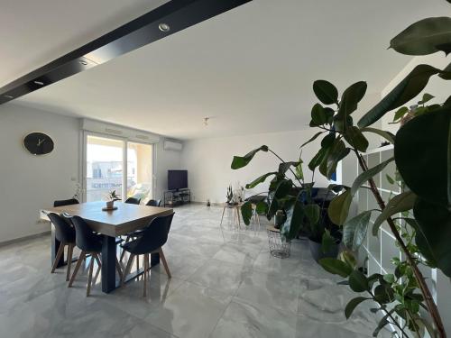 Montpellier Un ecrin de lumiere pour enchanter votre sejour in Ovalie