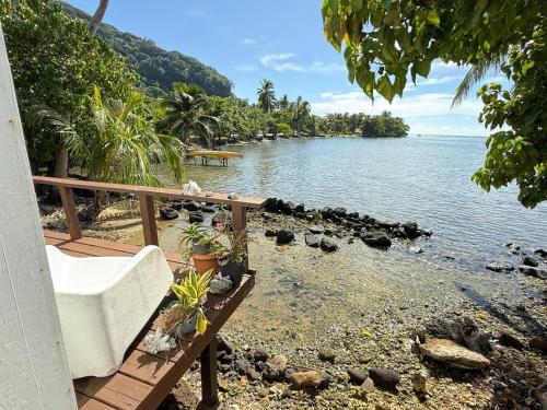 Bungalow les pieds ds l eau, La Maison Bleue in ฟาเรฮัว