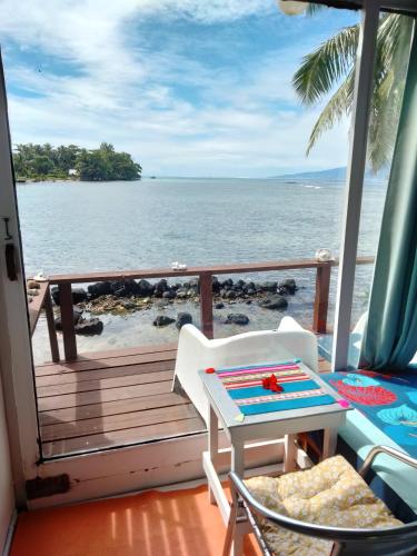 Bungalow les pieds ds l eau, La Maison Bleue in ฟาเรฮัว