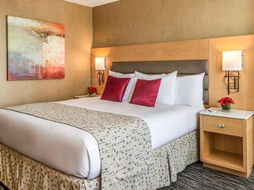 Deluxe King Room image 2
