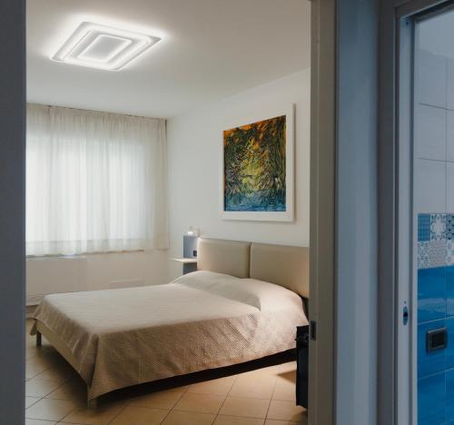 Queen Room - Disability Access image 10