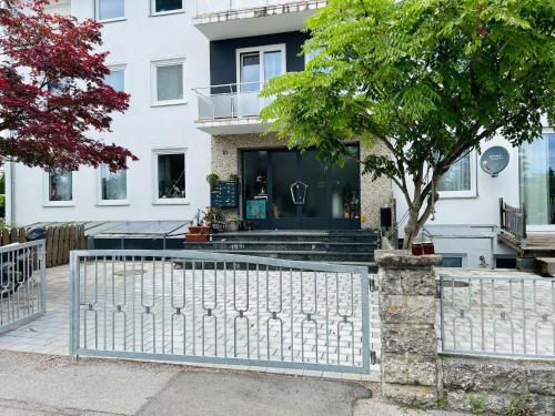 Großartige 3 Zimmer Ferienwohnung mit Kamin und Garten für 1-6 Personen (Großartige 3 Zimmer Ferienwohnung mit Kamin und Garten fur 1-6 Personen) in Kaufbeuren