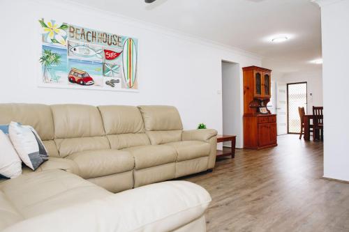 Perfect Location 4BR Home Warana - 200m to Beach!