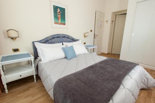 Single Room image 4