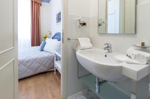 Single Room image 3