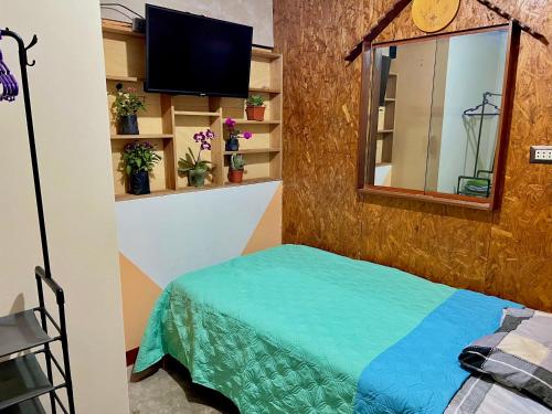 Habitación rústica y acogedora