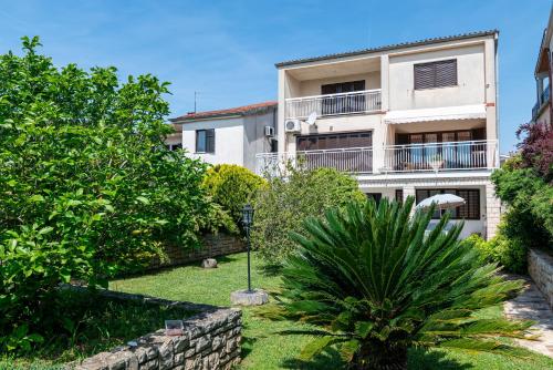 Apartments with a parking space Pula - 2252 Pula