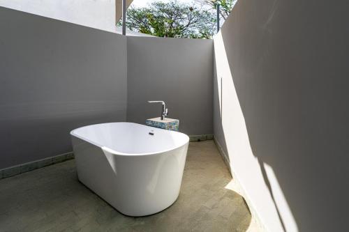 Open air bath, WET hotel - Adults Only in Tamarindo
