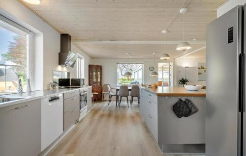kuchyně, Nice Home In Sønder Felding With Sauna in Sonder Felding