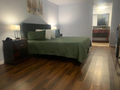 R Nite Star Inn and Suite -Home of the Cowboys & Rangers - image 7