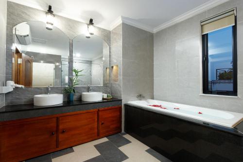 room detail thumbnail 2