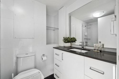 City Pad with Hyde Park Views Walk to Everything! - image 11