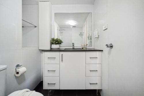 City Pad with Hyde Park Views Walk to Everything! - image 2