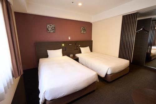 Twin Room - Non-Smoking image 9