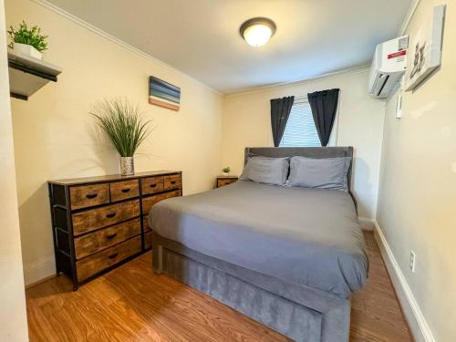 NEW - Mins to Concord/ Nashua - Fenced Backyard -, Manchester