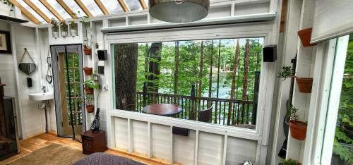 Stabbin Cabin #2 on Grant Island - Hot Tub, Boat, Pet Friendly in Glenfield, USA
