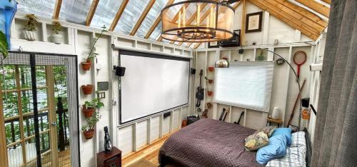 Stabbin Cabin #2 on Grant Island - Hot Tub, Boat, Pet Friendly in Glenfield, USA