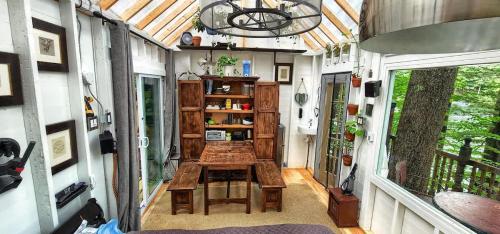 Stabbin Cabin #2 on Grant Island - Hot Tub, Boat, Pet Friendly in Glenfield, USA