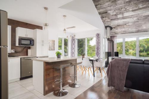 Chalet Bouleau, Spa, Lac, foyer in Entrelacs (QC)