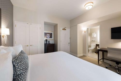 King Room  With Walk-In Shower - Non-Smoking image 2