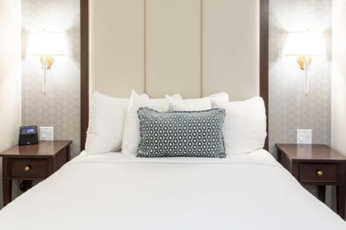 Queen Room  image 2