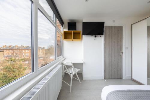 Double Ensuite Sleeps 2 Long Term Welcome With Garden View, London (photo 3)