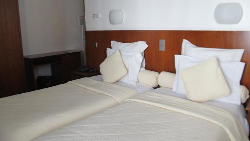 2 twin beds