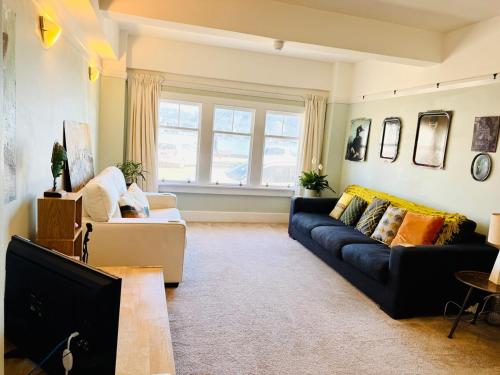 Historical 2 beds apartment with Harbour Views in OBay in Oriental Parade