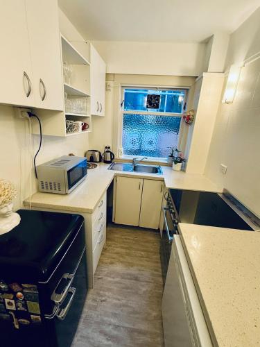 Historical 2 beds apartment with Harbour Views in OBay in Oriental Parade