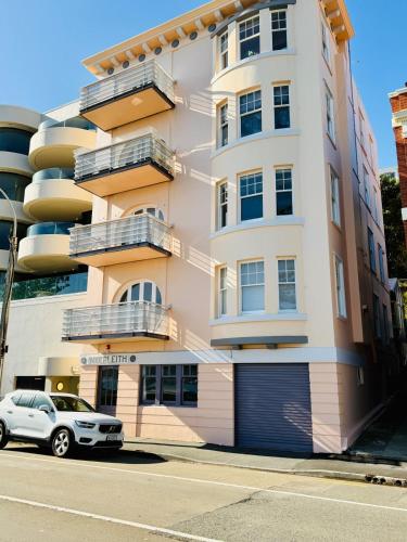 Historical 2 beds apartment with Harbour Views in OBay in Oriental Parade