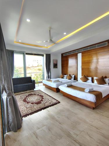 Aakaar Valley in Moleshwar