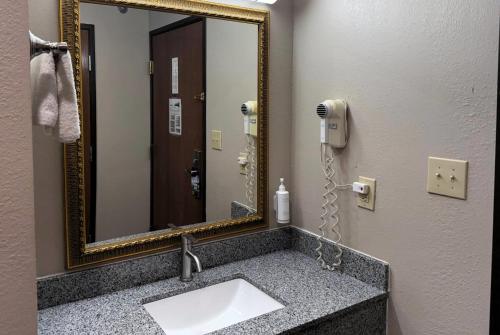 Super 8 by Wyndham Frankfort IN - image 12