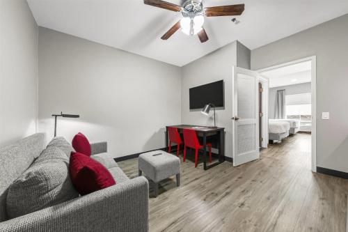 Hawthorn Suites by Wyndham College Station - image 2
