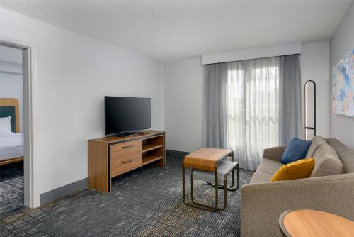 2 queen beds, 1 sofa bed