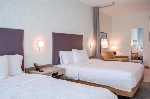 2 queen beds, 1 sofa bed
