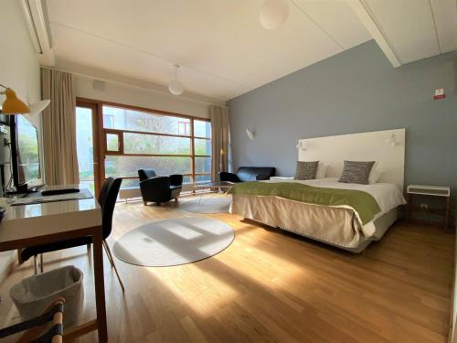 1 queen bed, 2 twin beds