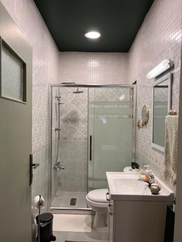 Serene Double Bedroom with Private Balcony - image 3