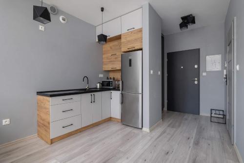 Cocina, Partyzantów Monochrome & Modern Studio in Sosnowiec by Noclegi Renters (Partyzantow Monochrome & Modern Studio in Sosnowiec by Noclegi Renters) in Sosnowiec