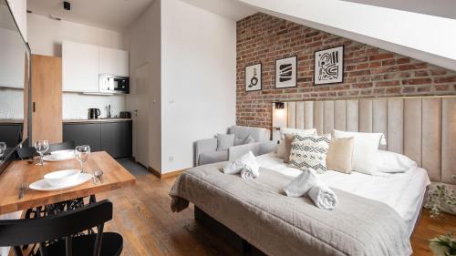 2 twin beds, 1 sofa bed